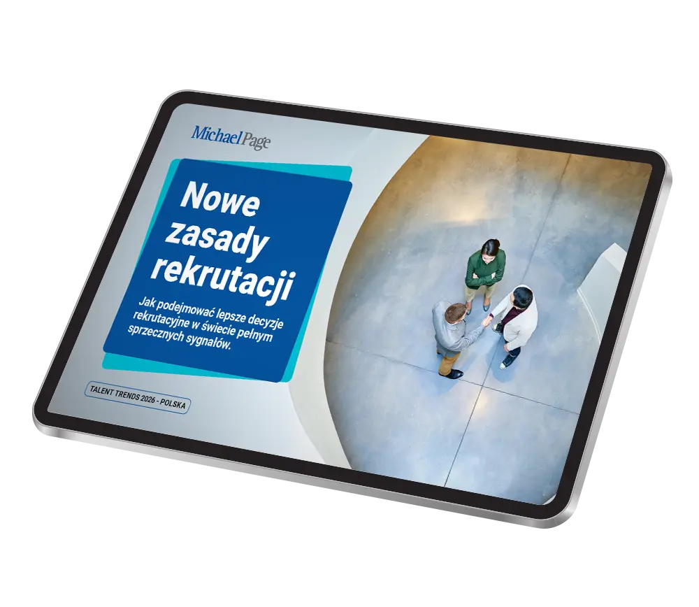 Dodatkowe zdjęcie z serii „Trendy na rynku pracy 2026” przedstawiające tablet oraz grupę osób w strojach biznesowych