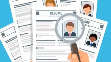 Ilustracja CV z ręką trzymającą lupę nad jednym z dokumentów.