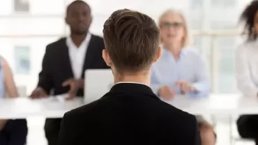 Cztery osoby przeprowadzają rozmowę kwalifikacyjną.