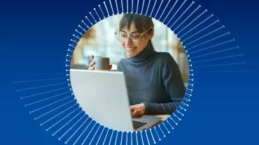 Kobieta w okularach używa laptopa, trzymając filiżankę kawy, otoczona okrągłym wzorem na niebieskim tle.