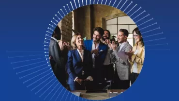 Grupa profesjonalistów świętuje w biurze.