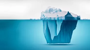 Duża góra lodowa unosząca się na oceanie, widoczna zarówno nad, jak i pod wodą.