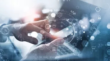 Osoba używająca smartfona z nałożonymi ikonami technologii.