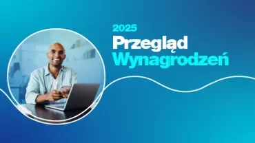 Uśmiechnięta osoba z laptopem, tekst: 2025 Przegląd Wynagrodzeń