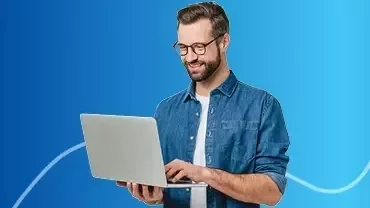 Baner przewodnika wdrożeniowego przedstawiający mężczyznę korzystającego z laptopa.