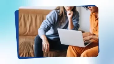 Płytka promocyjna z serii Talent Trends 2026, przedstawiająca dwie kobiety wskazujące na ekran komputera
