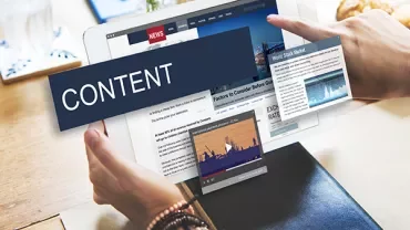 Tablet wyświetlający treści informacyjne z elementami interaktywnymi.
