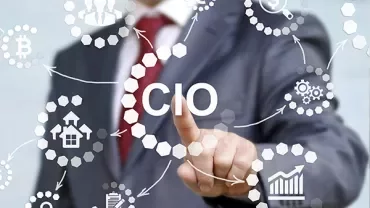 Biznesmen dotyka cyfrowego interfejsu CIO z ikonami.