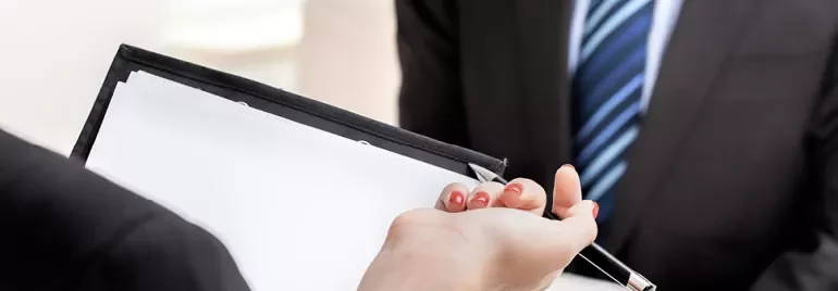 Spotkanie biznesowe z clipboardem i długopisem.