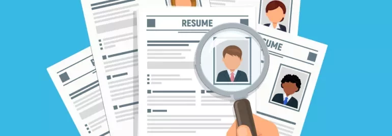 Ilustracja CV z ręką trzymającą lupę nad jednym z dokumentów.