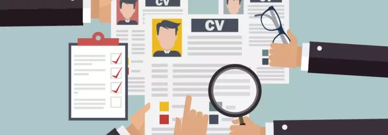 Kilka dłoni trzymających CV, listę kontrolną i lupę.
