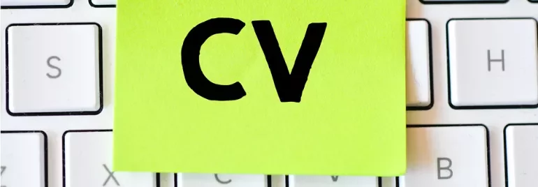 Kartka z napisem 'CV' na klawiaturze.