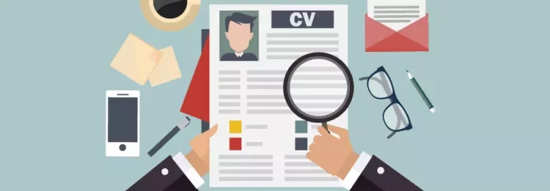 Ilustracja przedstawiająca dłonie trzymające CV z lupą, smartfonem, okularami i przyborami biurowymi na biurku.