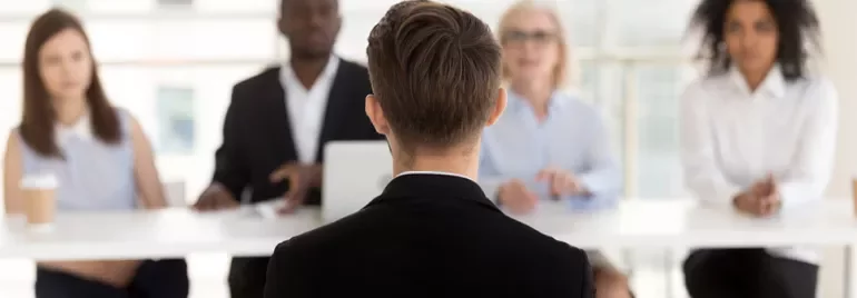 Cztery osoby przeprowadzają rozmowę kwalifikacyjną.