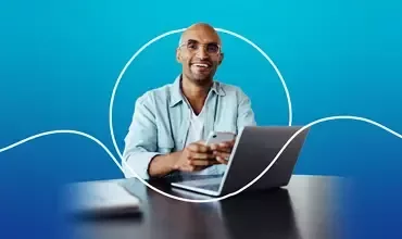 Ucieszony mężczyzna pracujący na laptopie