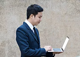 mężczyzna pracujący na laptopie