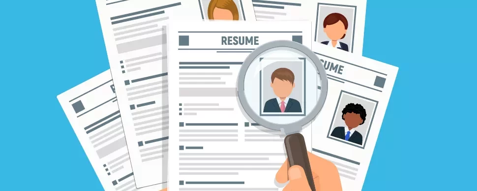 Ilustracja CV z ręką trzymającą lupę nad jednym z dokumentów.