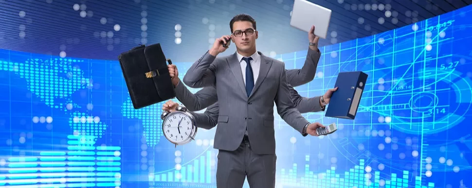 Biznesmen z wieloma ramionami trzymającymi laptopa, teczkę, zegar i telefon w tle wykresów.