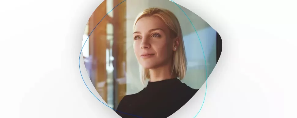 Kobieta z krótkimi blond włosami patrząca przez okno.