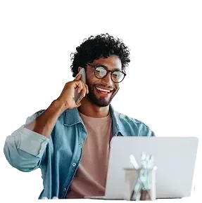 Mężczyzna w biurze prowadzący rozmowę biznesową przez telefon.