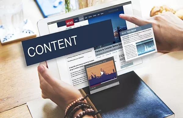 Tablet wyświetlający treści informacyjne z elementami interaktywnymi.